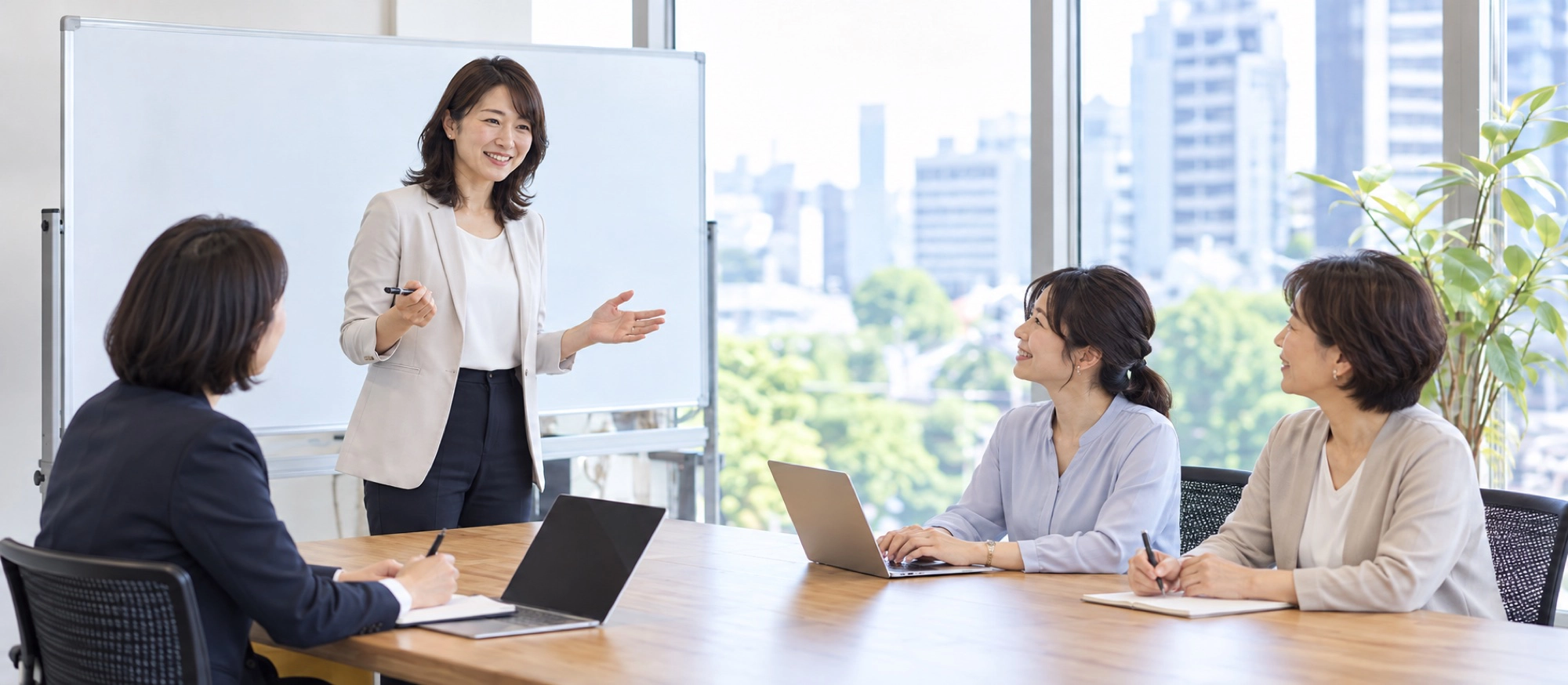 ホワイトボードの前で受講生に説明する女性講師